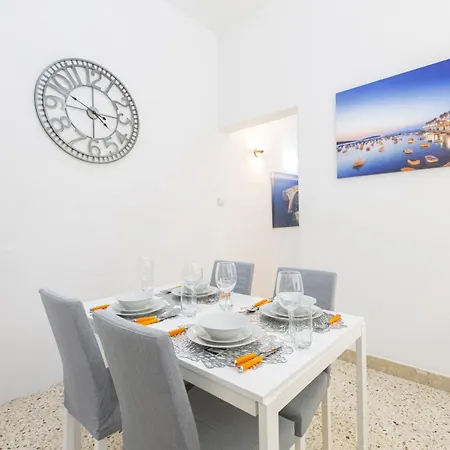 Bright And Cozy Two-bedroom Near Promenade