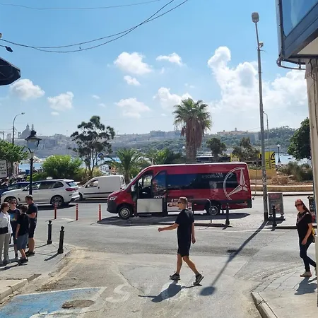 Apartment Bright And Cozy Two-bedroom Near Promenade