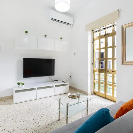 Bright And Cozy Two-bedroom Near Promenade Apartment