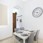 Bright And Cozy Two-bedroom Near Promenade 아파트