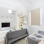 Bright And Cozy Two-bedroom Near Promenade 슬리에마